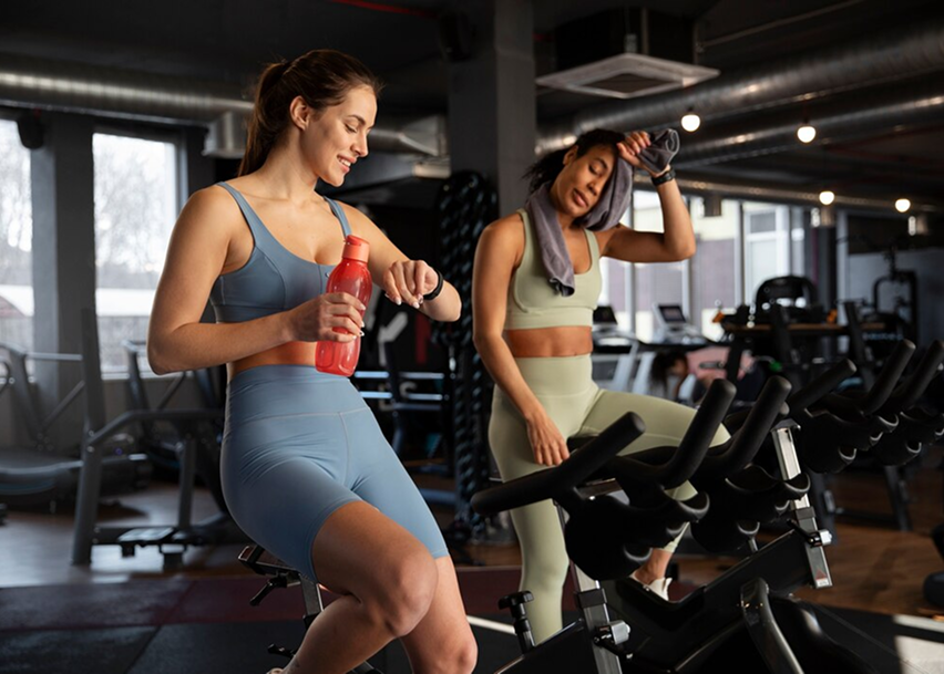 женщины бегают на велотренажерах