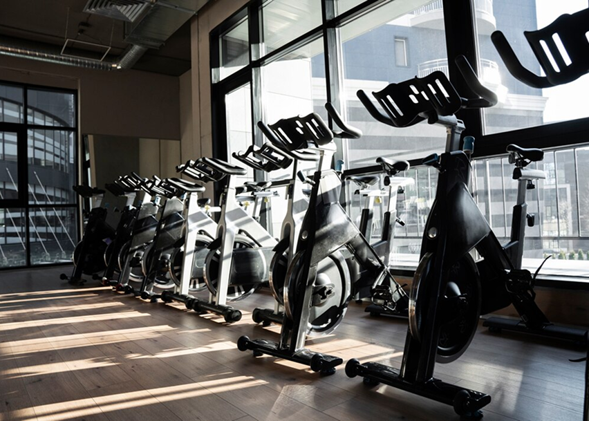 велотренажеры в спортивном зале