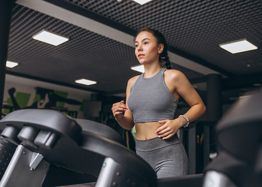 женщина бегает на велодорожке